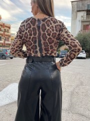 Μαύρη faux-leather ψηλόμεση βερμούδα με πλαϊνές τσέπες , διακοσμητικά γαζιά και κλείσιμο με κρυφό φερμουάρ και κουμπί μπροστά innocent 
