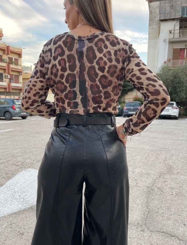 Μαύρη faux-leather ψηλόμεση βερμούδα με πλαϊνές τσέπες , διακοσμητικά γαζιά και κλείσιμο με κρυφό φερμουάρ και κουμπί μπροστά innocent 