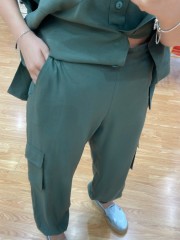 Χακί ψηλόμεσο παντελόνι military style, πλαϊνές τσέπες και μικρά λάστιχα στην μέση και στο τελείωμα Innocent 
