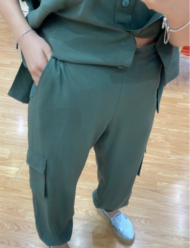Χακί ψηλόμεσο παντελόνι military style, πλαϊνές τσέπες και μικρά λάστιχα στην μέση και στο τελείωμα Innocent 