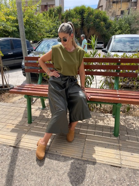 Χακί ψηλόμεση faux leather παντελονόφουστα με λάστιχο στην μέση, πλαϊνές τσέπες και αποσπώμενη υφασμάτινή ζώνη Innocent