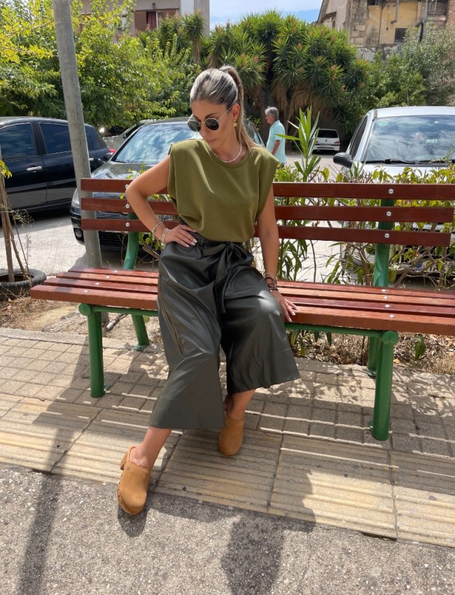 Χακί ψηλόμεση faux leather παντελονόφουστα με λάστιχο στην μέση, πλαϊνές τσέπες και αποσπώμενη υφασμάτινή ζώνη Innocent