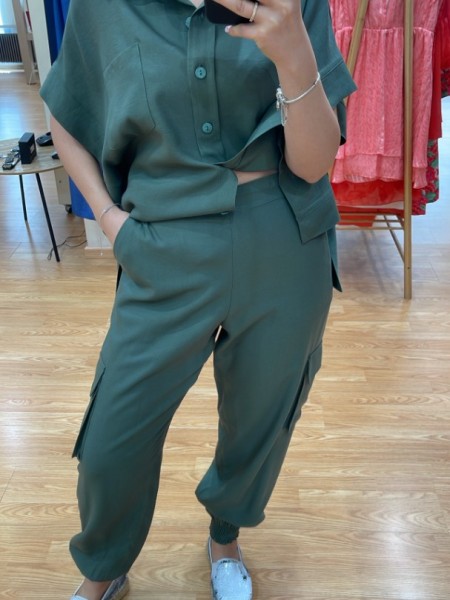 Χακί ψηλόμεσο παντελόνι military style, πλαϊνές τσέπες και μικρά λάστιχα στην μέση και στο τελείωμα Innocent 