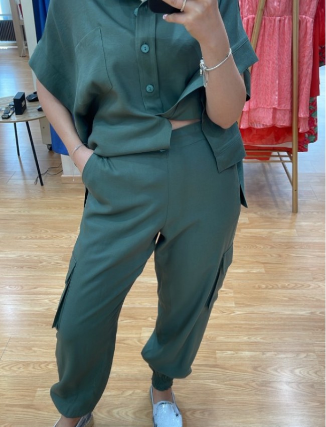 Χακί ψηλόμεσο παντελόνι military style, πλαϊνές τσέπες και μικρά λάστιχα στην μέση και στο τελείωμα Innocent 