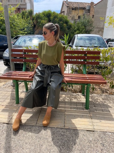Χακί ψηλόμεση faux leather παντελονόφουστα με λάστιχο στην μέση, πλαϊνές τσέπες και αποσπώμενη υφασμάτινή ζώνη Innocent