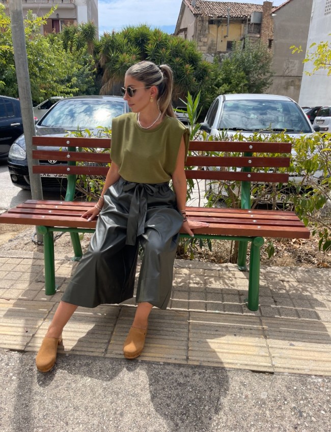 Χακί ψηλόμεση faux leather παντελονόφουστα με λάστιχο στην μέση, πλαϊνές τσέπες και αποσπώμενη υφασμάτινή ζώνη Innocent