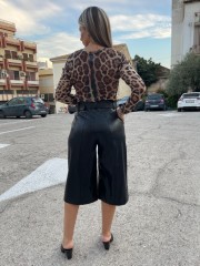 Μαύρη faux-leather ψηλόμεση βερμούδα με πλαϊνές τσέπες , διακοσμητικά γαζιά και κλείσιμο με κρυφό φερμουάρ και κουμπί μπροστά innocent 