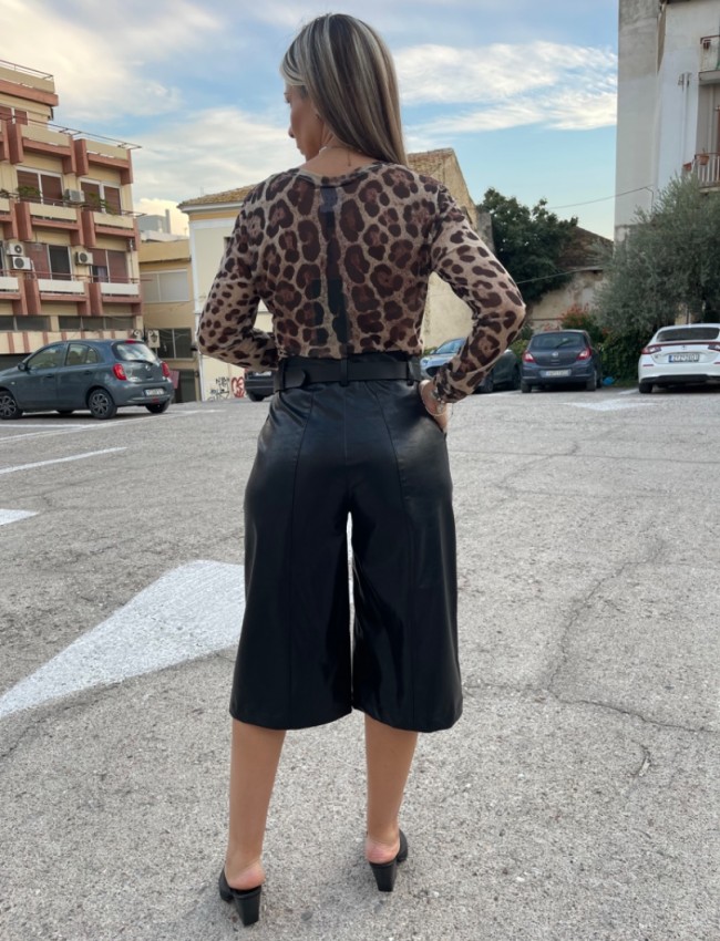 Μαύρη faux-leather ψηλόμεση βερμούδα με πλαϊνές τσέπες , διακοσμητικά γαζιά και κλείσιμο με κρυφό φερμουάρ και κουμπί μπροστά innocent 