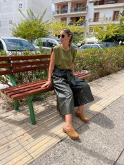 Χακί ψηλόμεση faux leather παντελονόφουστα με λάστιχο στην μέση, πλαϊνές τσέπες και αποσπώμενη υφασμάτινή ζώνη Innocent