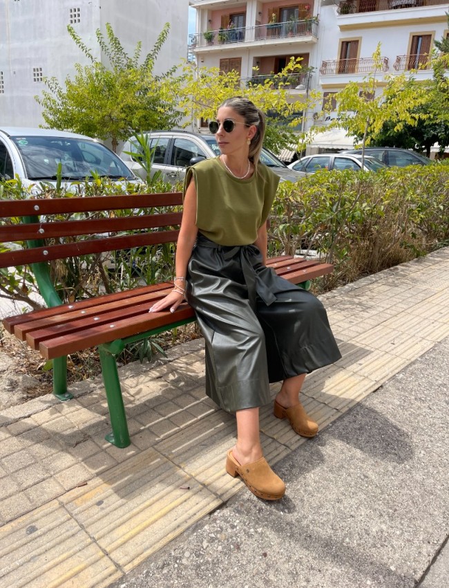 Χακί ψηλόμεση faux leather παντελονόφουστα με λάστιχο στην μέση, πλαϊνές τσέπες και αποσπώμενη υφασμάτινή ζώνη Innocent