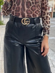 Μαύρη faux-leather ψηλόμεση βερμούδα με πλαϊνές τσέπες , διακοσμητικά γαζιά και κλείσιμο με κρυφό φερμουάρ και κουμπί μπροστά innocent 