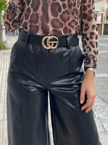 Μαύρη faux-leather ψηλόμεση βερμούδα με πλαϊνές τσέπες , διακοσμητικά γαζιά και κλείσιμο με κρυφό φερμουάρ και κουμπί μπροστά innocent 