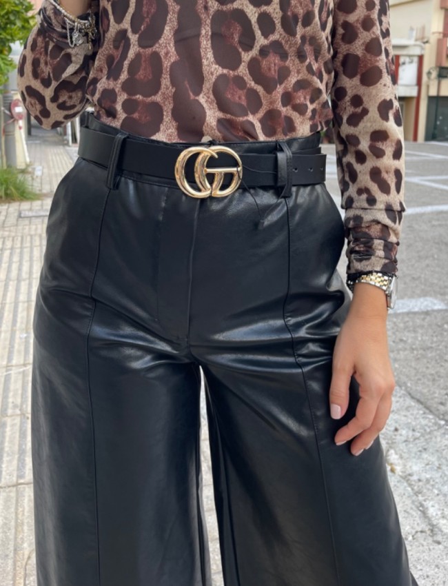 Μαύρη faux-leather ψηλόμεση βερμούδα με πλαϊνές τσέπες , διακοσμητικά γαζιά και κλείσιμο με κρυφό φερμουάρ και κουμπί μπροστά innocent 