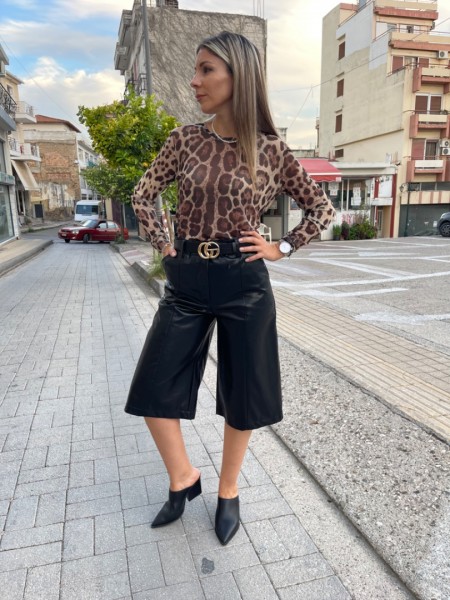 Μαύρη faux-leather ψηλόμεση βερμούδα με πλαϊνές τσέπες , διακοσμητικά γαζιά και κλείσιμο με κρυφό φερμουάρ και κουμπί μπροστά innocent 