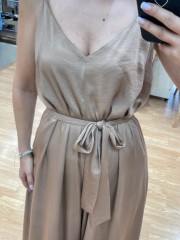 Nude ολόσωμη φόρμα satin touch, με λεπτή τιράντα και αποσπώμενη ζώνη Innocent