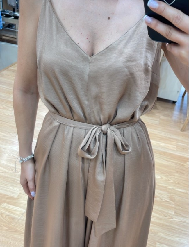 Nude ολόσωμη φόρμα satin touch, με λεπτή τιράντα και αποσπώμενη ζώνη Innocent