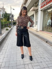 Μαύρη faux-leather ψηλόμεση βερμούδα με πλαϊνές τσέπες , διακοσμητικά γαζιά και κλείσιμο με κρυφό φερμουάρ και κουμπί μπροστά innocent 