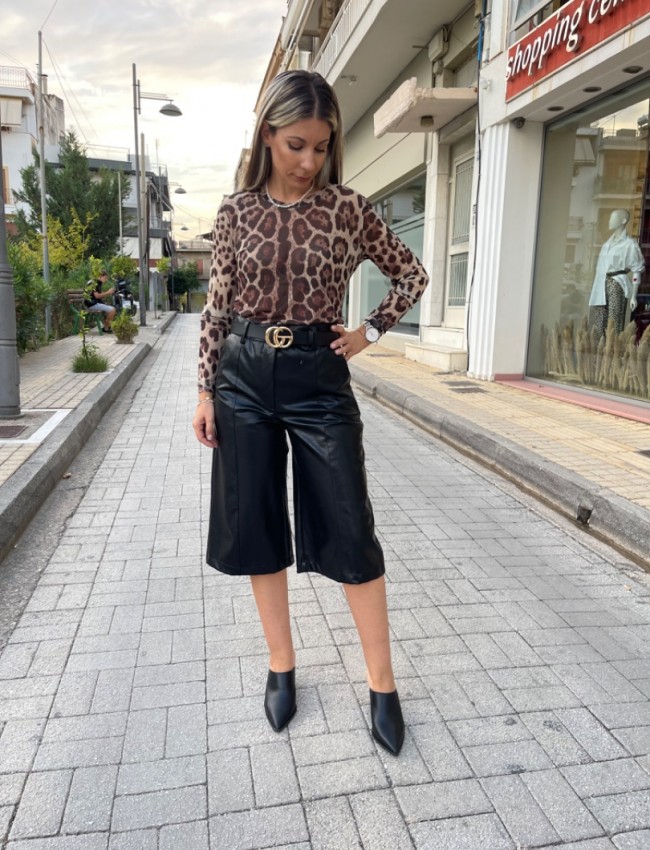Μαύρη faux-leather ψηλόμεση βερμούδα με πλαϊνές τσέπες , διακοσμητικά γαζιά και κλείσιμο με κρυφό φερμουάρ και κουμπί μπροστά innocent 