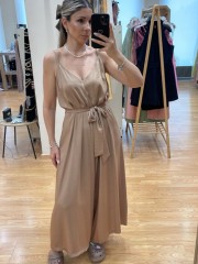 Nude ολόσωμη φόρμα satin touch, με λεπτή τιράντα και αποσπώμενη ζώνη Innocent