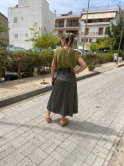 Χακί ψηλόμεση faux-leather midi φούστα σε Α γραμμή, μπροστινές πιέτες, πλαϊνές τσέπες, αποσπώμενη ζώνη και κλείσιμο με κρυφό φερμουάρ πίσω Innocent 