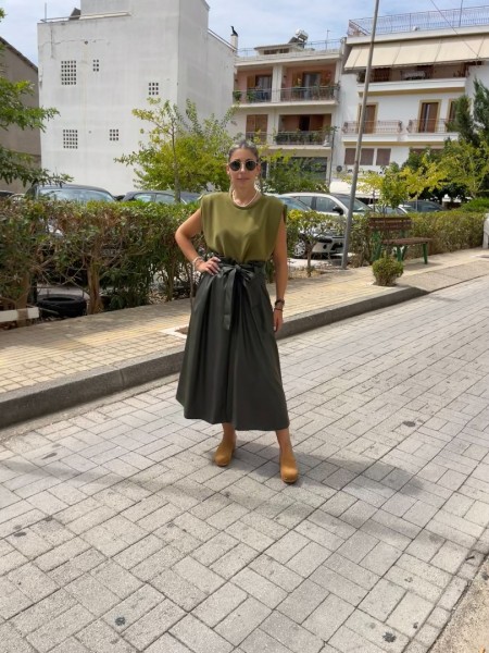 Χακί ψηλόμεση faux-leather midi φούστα σε Α γραμμή, μπροστινές πιέτες, πλαϊνές τσέπες, αποσπώμενη ζώνη και κλείσιμο με κρυφό φερμουάρ πίσω Innocent 