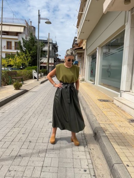 Χακί ψηλόμεση faux-leather midi φούστα σε Α γραμμή, μπροστινές πιέτες, πλαϊνές τσέπες, αποσπώμενη ζώνη και κλείσιμο με κρυφό φερμουάρ πίσω Innocent 