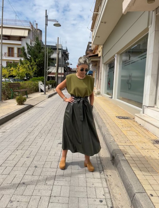 Χακί ψηλόμεση faux-leather midi φούστα σε Α γραμμή, μπροστινές πιέτες, πλαϊνές τσέπες, αποσπώμενη ζώνη και κλείσιμο με κρυφό φερμουάρ πίσω Innocent 