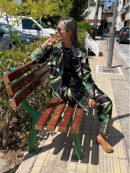 Floral printed πράσινο σατέν μακρυμάνικο πουκάμισο σε ίσια γραμμή με συνδυασμό διαφορετικών print , μικρά πλαϊνά ανοίγματα και κλείσιμο με χρυσά κουμπιά μπροστά Innocent 
