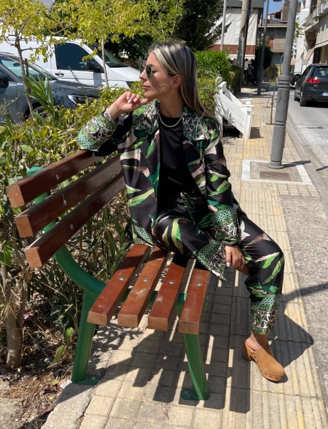 Floral printed πράσινο σατέν μακρυμάνικο πουκάμισο σε ίσια γραμμή με συνδυασμό διαφορετικών print , μικρά πλαϊνά ανοίγματα και κλείσιμο με χρυσά κουμπιά μπροστά Innocent 