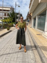 Χακί ψηλόμεση faux-leather midi φούστα σε Α γραμμή, μπροστινές πιέτες, πλαϊνές τσέπες, αποσπώμενη ζώνη και κλείσιμο με κρυφό φερμουάρ πίσω Innocent 
