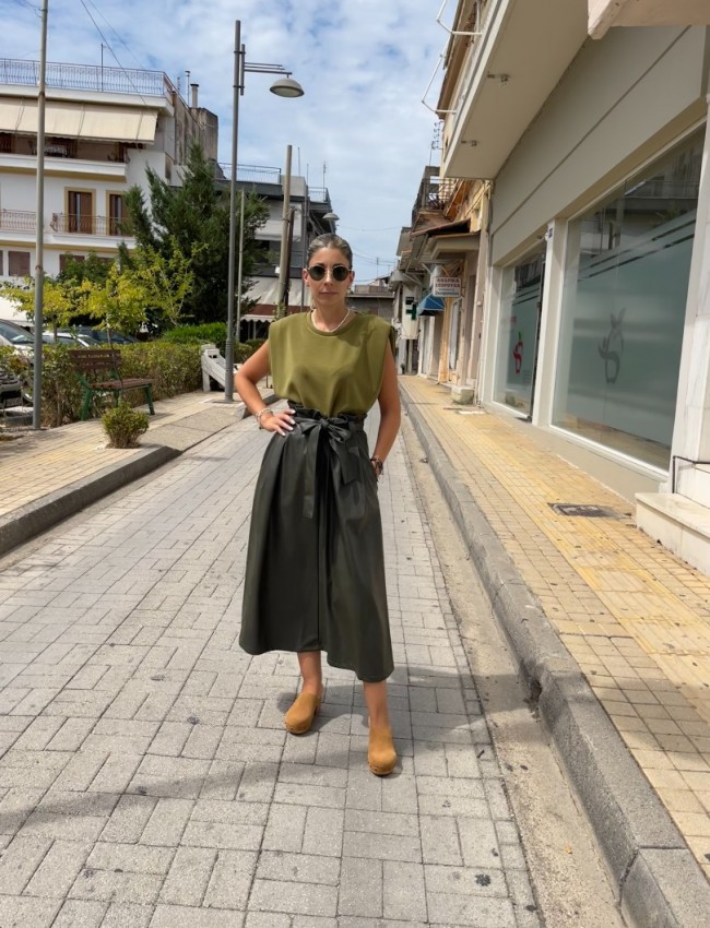 Χακί ψηλόμεση faux-leather midi φούστα σε Α γραμμή, μπροστινές πιέτες, πλαϊνές τσέπες, αποσπώμενη ζώνη και κλείσιμο με κρυφό φερμουάρ πίσω Innocent 