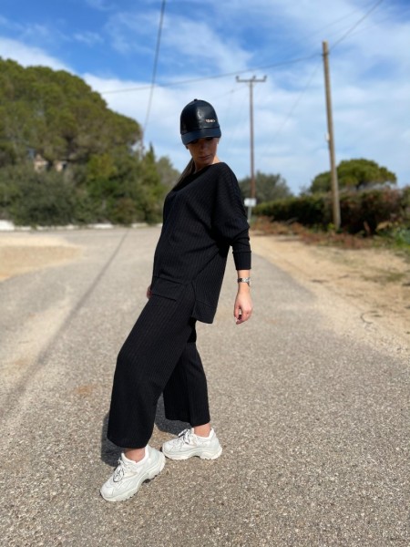 Μαύρη μακρυμάνικη πλεκτή μπλούζα αραιής πλέξης, με ρίγα στην ύφανση, χαμόγελο λαιμόκοψη, μικρό άνοιγμα στο τελείωμα και ελαφριά ασυμμετρία Innocent
