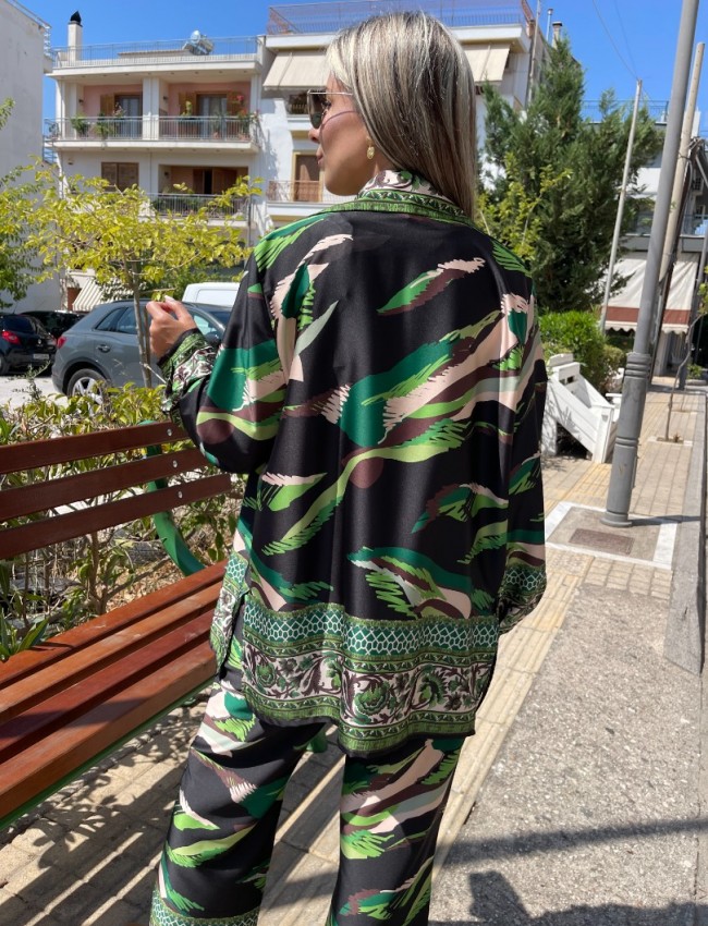 Floral printed πράσινο σατέν μακρυμάνικο πουκάμισο σε ίσια γραμμή με συνδυασμό διαφορετικών print , μικρά πλαϊνά ανοίγματα και κλείσιμο με χρυσά κουμπιά μπροστά Innocent 