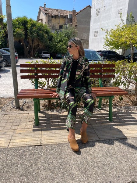 Floral printed πράσινο σατέν μακρυμάνικο πουκάμισο σε ίσια γραμμή με συνδυασμό διαφορετικών print , μικρά πλαϊνά ανοίγματα και κλείσιμο με χρυσά κουμπιά μπροστά Innocent 