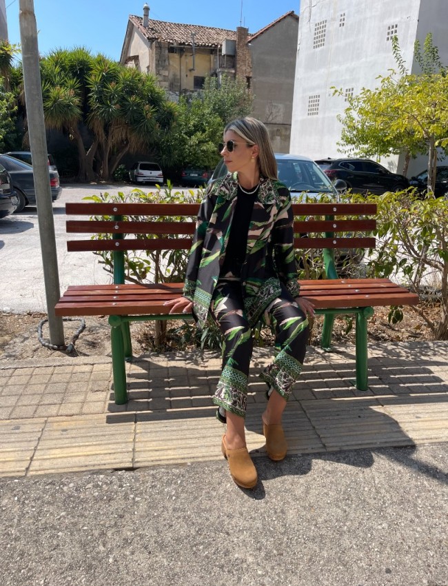 Floral printed πράσινο σατέν μακρυμάνικο πουκάμισο σε ίσια γραμμή με συνδυασμό διαφορετικών print , μικρά πλαϊνά ανοίγματα και κλείσιμο με χρυσά κουμπιά μπροστά Innocent 
