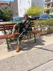 Floral printed πράσινο σατέν μακρυμάνικο πουκάμισο σε ίσια γραμμή με συνδυασμό διαφορετικών print , μικρά πλαϊνά ανοίγματα και κλείσιμο με χρυσά κουμπιά μπροστά Innocent 