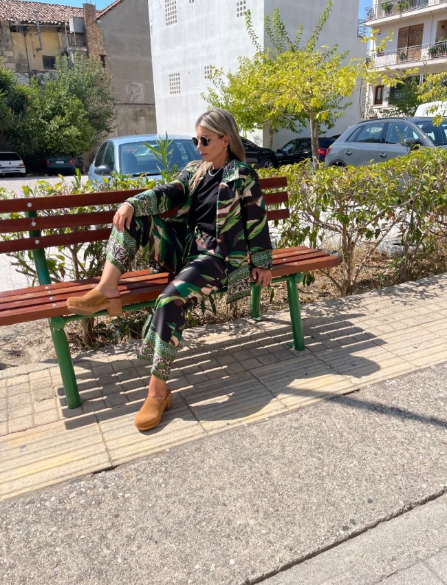 Floral printed πράσινο σατέν μακρυμάνικο πουκάμισο σε ίσια γραμμή με συνδυασμό διαφορετικών print , μικρά πλαϊνά ανοίγματα και κλείσιμο με χρυσά κουμπιά μπροστά Innocent 