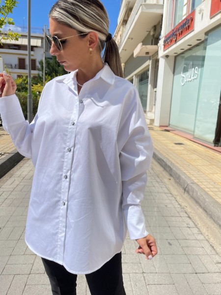 Λευκό βαμβακοσατέν μακρυμάνικο πουκάμισο σε oversized γραμμή με μικρό διακριτικό nikel στην κουφόπιετα στην πλάτη και μπροστινό κλείσιμο με λευκά κουμπιά Innocent
