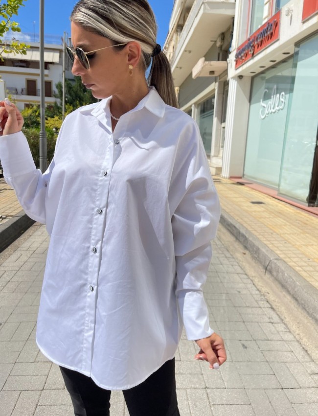 Λευκό βαμβακοσατέν μακρυμάνικο πουκάμισο σε oversized γραμμή με μικρό διακριτικό nikel στην κουφόπιετα στην πλάτη και μπροστινό κλείσιμο με λευκά κουμπιά Innocent