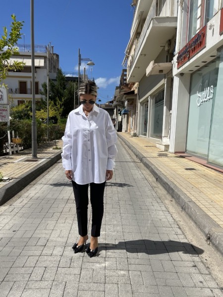 Λευκό βαμβακοσατέν μακρυμάνικο πουκάμισο σε oversized γραμμή με μικρό διακριτικό nikel στην κουφόπιετα στην πλάτη και μπροστινό κλείσιμο με λευκά κουμπιά Innocent