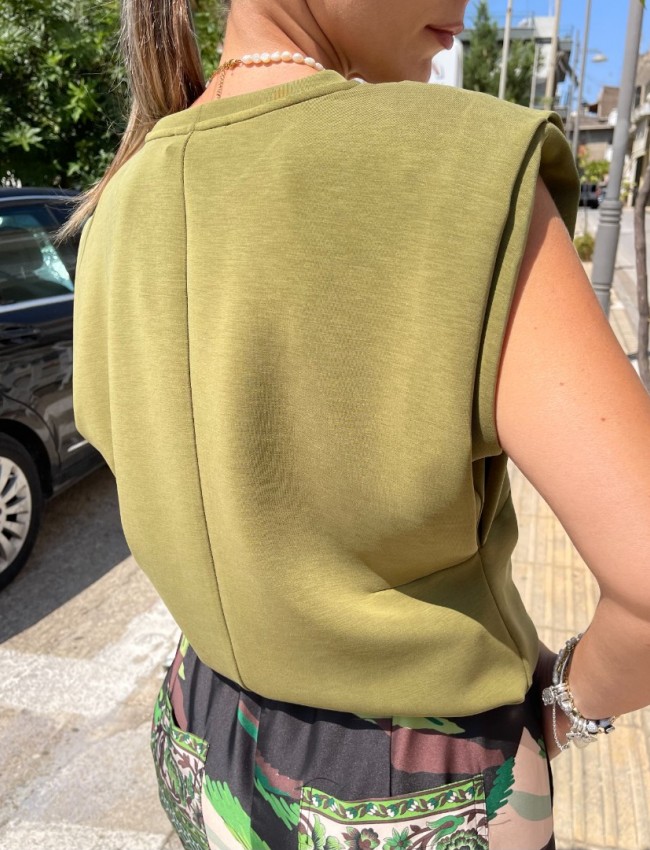 Λαδί αμάνικη μπλούζα σε modal ύφανση, βάτες στους ώμους, κλειστή στρογγυλή λαιμόκοψη και μικρά πλαϊνά καστίσματα Innocent 