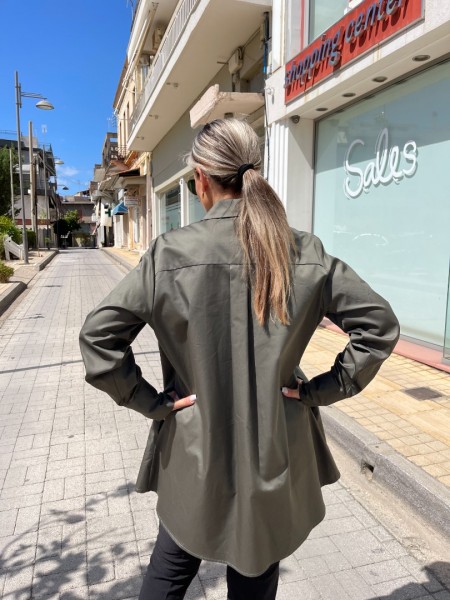 Χακί βαμβακοσατέν μακρυμάνικο πουκάμισο σε Α-γραμμή με κουφόπιετα στην πλάτη και κρυφό κλείσιμο με κουμπιά μπροστά Innocent 