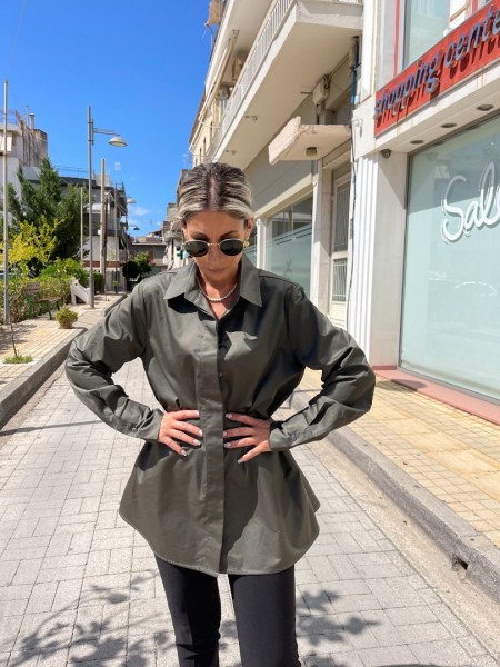 Χακί βαμβακοσατέν μακρυμάνικο πουκάμισο σε Α-γραμμή με κουφόπιετα στην πλάτη και κρυφό κλείσιμο με κουμπιά μπροστά Innocent 