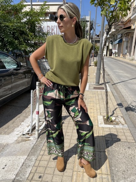 Λαδί αμάνικη μπλούζα σε modal ύφανση, βάτες στους ώμους, κλειστή στρογγυλή λαιμόκοψη και μικρά πλαϊνά καστίσματα Innocent 