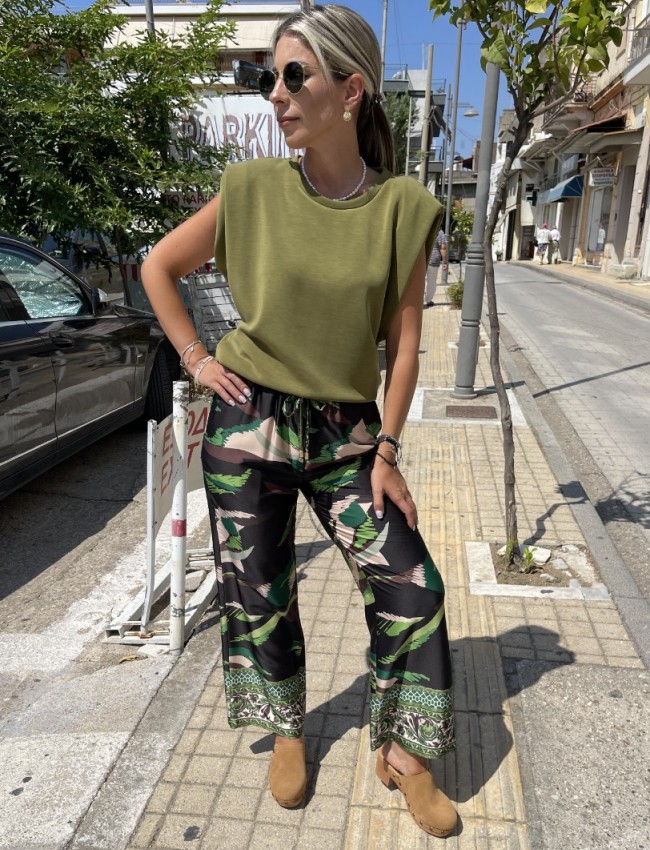 Λαδί αμάνικη μπλούζα σε modal ύφανση, βάτες στους ώμους, κλειστή στρογγυλή λαιμόκοψη και μικρά πλαϊνά καστίσματα Innocent 