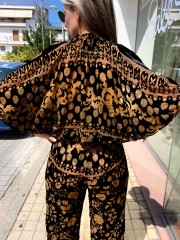 Εμπριμέ μαύρη κοντομάνικη  cropped μπλούζα σε flocko ύφανση με λάστιχα στα μανίκια και στο τελείωμα Innocent 