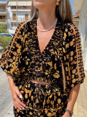 Εμπριμέ μαύρη κοντομάνικη  cropped μπλούζα σε flocko ύφανση με λάστιχα στα μανίκια και στο τελείωμα Innocent 