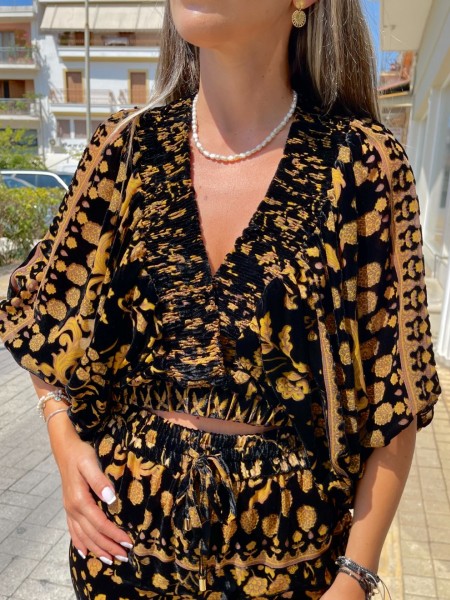 Εμπριμέ μαύρη κοντομάνικη  cropped μπλούζα σε flocko ύφανση με λάστιχα στα μανίκια και στο τελείωμα Innocent 