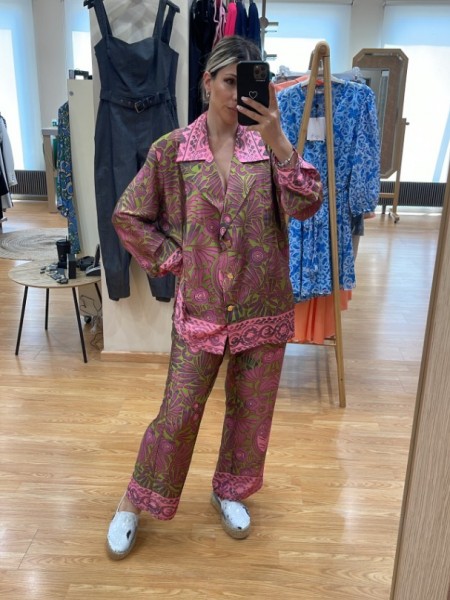 Floral printed ροζ- λαδί σατέν πουκάμισο-σακάκι με συνδυασμό  print, κλείσιμο με κουμπιά μπροστά και μικρά πλαϊνά ανοίγματα Innocent 