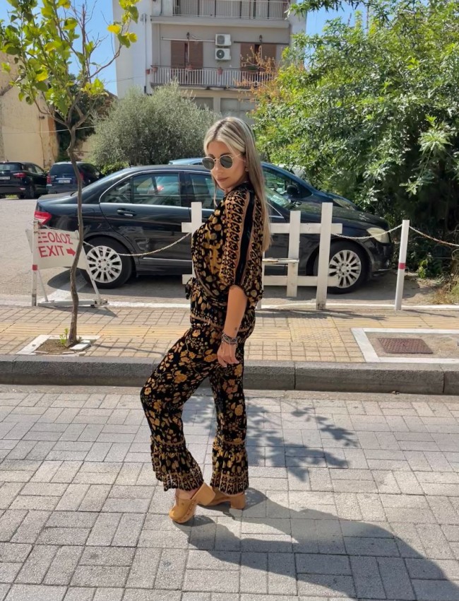 Εμπριμέ μαύρη ψηλόμεση cropped παντελόνα σε flocko ύφανση, λάστιχο στην μέση και μεγάλο βολάν στο τελείωμα Innocent